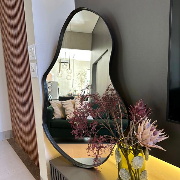 Miroir mural organique avec cadre en simili cuir